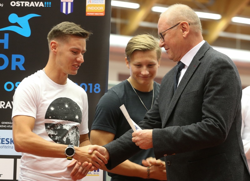 Náměstek primátora pro školství a sport Vladimír Cigánek předává jmenovku a startovní číslo Pavlu Maslákovi. Náměstek primátora pro školství a sport Vladimír Cigánek předává jmenovku a startovní číslo Pavlu Maslákovi.